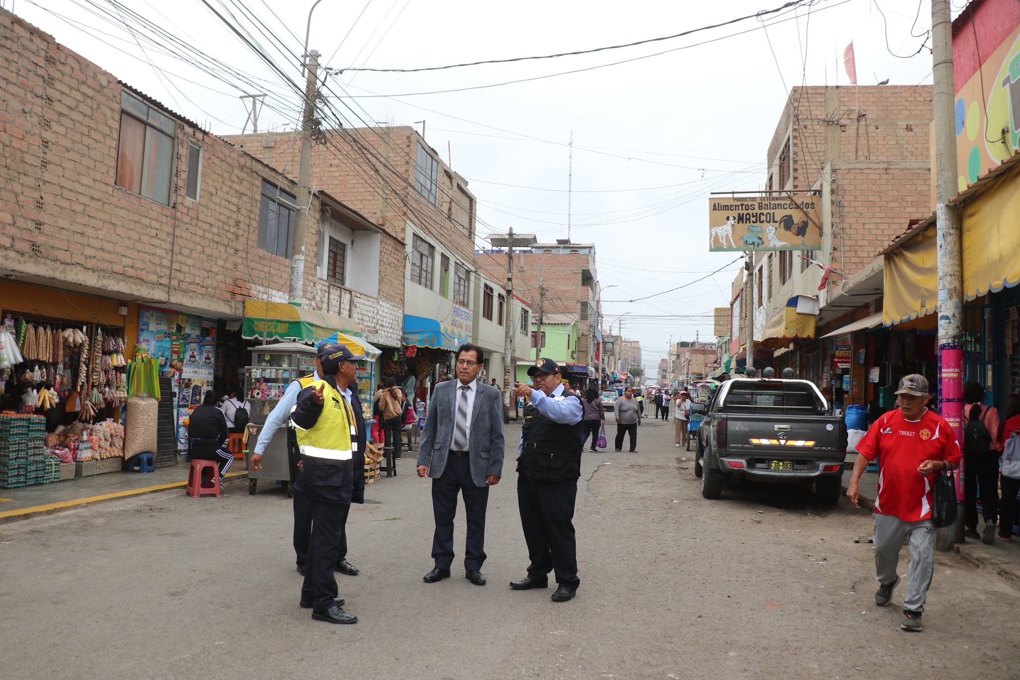 GERENCIA MUNICIPAL DE HUAURA SUPERVISA LA REUBICACIÓN DE COMERCIANTES COMO PARTE DEL REORDENAMIENTO DE CALLES