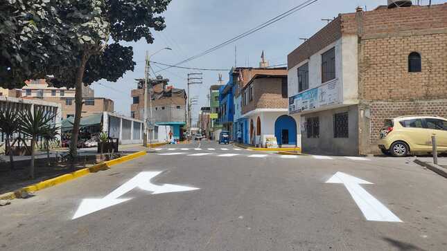 REALIZAN PINTADO DE SEÑALIZACIÓN DE VÍAS POR INMEDIACIONES DE MERCADOS PARA UNA MEJOR TRANSITABILIDAD PEATONAL Y VEHICULAR