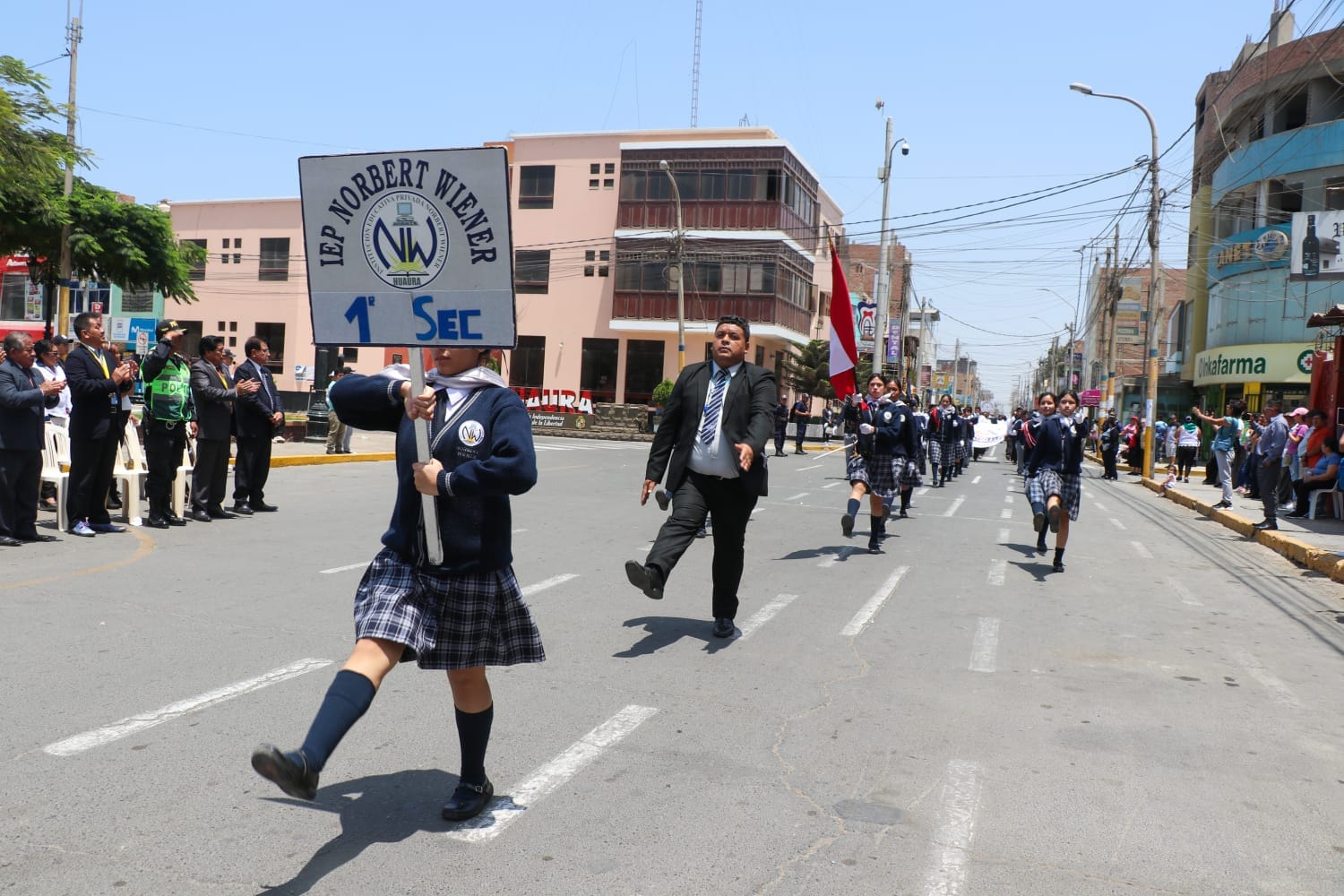 DESFILE DE I.E.P NORBERT WIENER POR SU 23° AÑOS AL SERVICIO DE LA COMUNIDAD EDUCATIVA DEL DISTRITO.