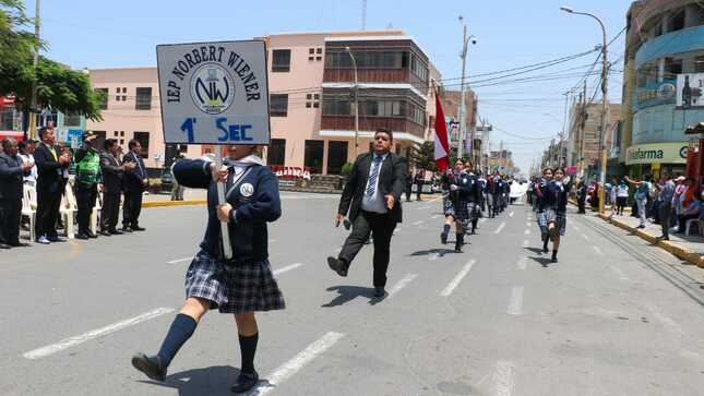 DESFILE DE I.E.P NORBERT WIENER POR SU 23° AÑOS AL SERVICIO DE LA COMUNIDAD EDUCATIVA DEL DISTRITO.