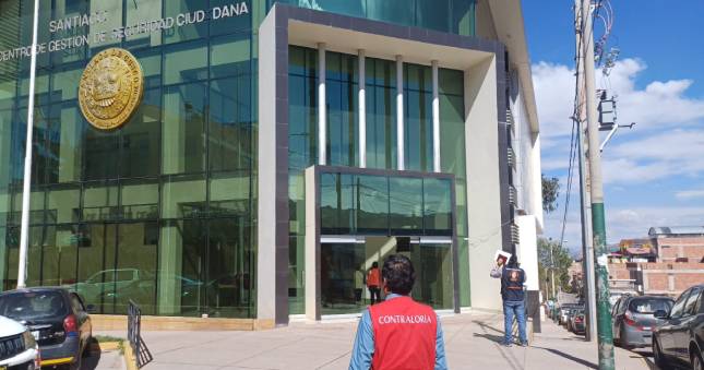 La Contraloría General de la República detectó falta de mecanismos de control y custodia de bienes almacenados, así como la vulneración de medidas de seguridad en el depósito ubicado en el Centro de Monitoreo de la Municipalidad Distrital de Santiago lo que ocasionó la sustracción de bienes decomisados y resguardados.