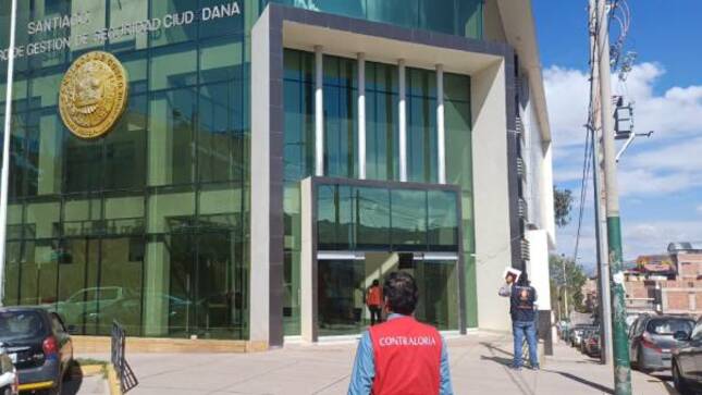 La Contraloría General de la República detectó falta de mecanismos de control y custodia de bienes almacenados, así como la vulneración de medidas de seguridad en el depósito ubicado en el Centro de Monitoreo de la Municipalidad Distrital de Santiago lo que ocasionó la sustracción de bienes decomisados y resguardados.