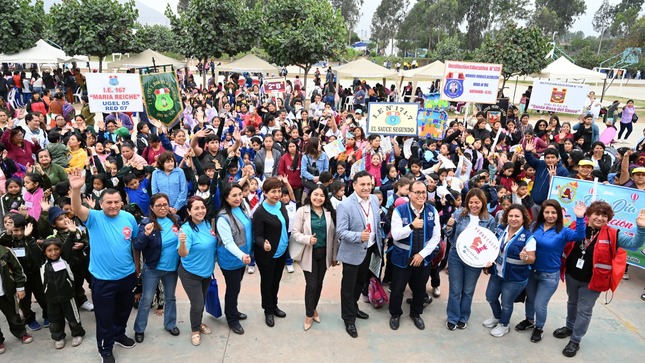 Funcionarios, representantes del sector educación presentes durante evento