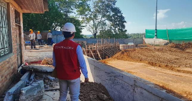 La Contraloría General alertó al Gobierno Regional (GORE) de Ucayali que funcionarios aprobaron valorizaciones que contienen partidas como movimientos de tierras, zapatas y muro autosoportado en la obra de accesos al malecón de Yarinacocha por S/ 512 262 sin ejecutar al 100%, lo cual genera el riesgo de una ejecución financiera sobrevalorada por dicho monto.