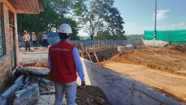 La Contraloría General alertó al Gobierno Regional (GORE) de Ucayali que funcionarios aprobaron valorizaciones que contienen partidas como movimientos de tierras, zapatas y muro autosoportado en la obra de accesos al malecón de Yarinacocha por S/ 512 262 sin ejecutar al 100%, lo cual genera el riesgo de una ejecución financiera sobrevalorada por dicho monto.