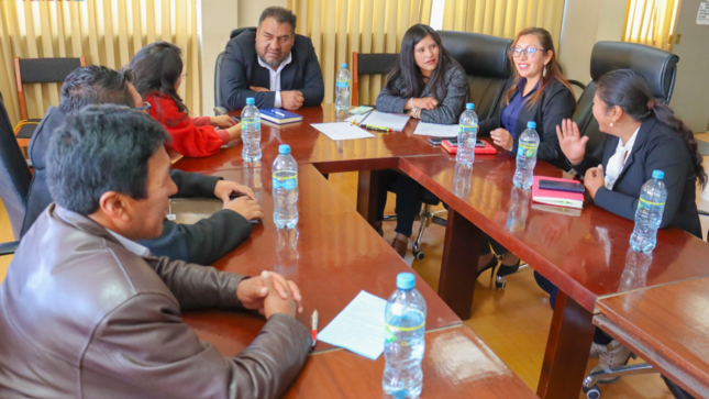 Concejo municipal y el presidente del Consejo Regional de puno se reunieron para trabajar en conjunto en beneficio de la población