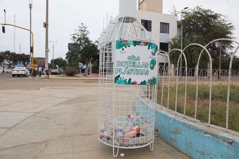 Se han instalado 54 botellones recicladores de malla metálica en el centro histórico de Trujillo y son las asociaciones de reciclaje las que recogen su contenido.
