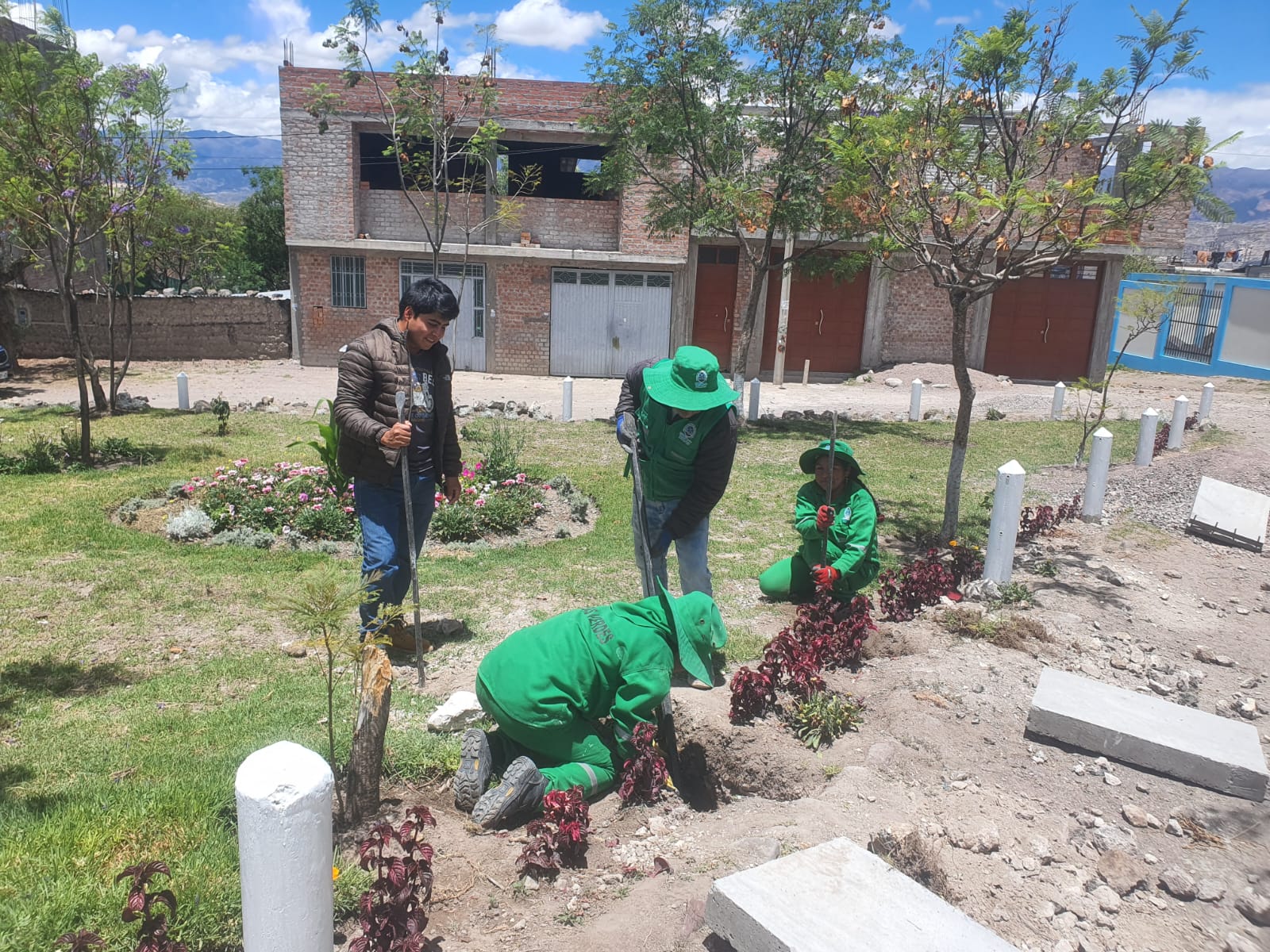 Instalación de postes de concreto y bancas, así como en la integración de plantas ornamentales en el Parque Florida, ubicado en el sector Vista Alegre.