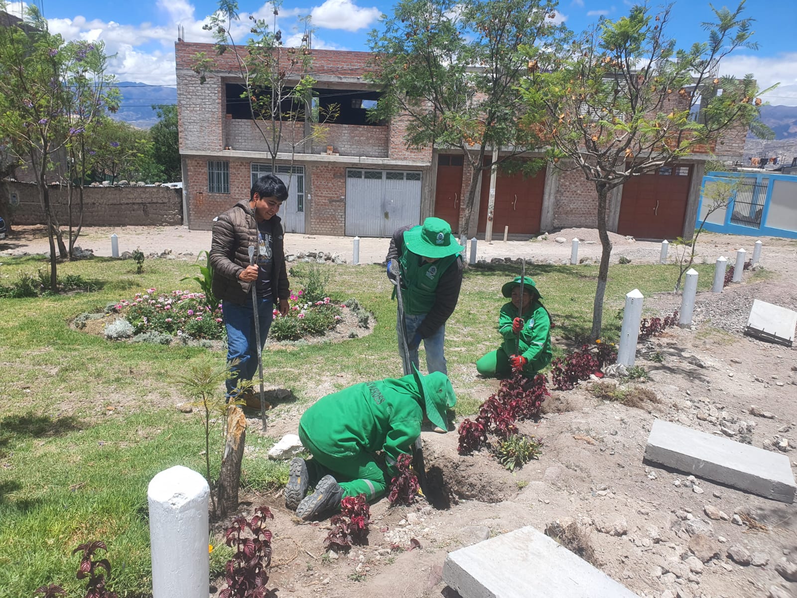 Instalación de postes de concreto y bancas, así como en la integración de plantas ornamentales en el Parque Florida, ubicado en el sector Vista Alegre. 