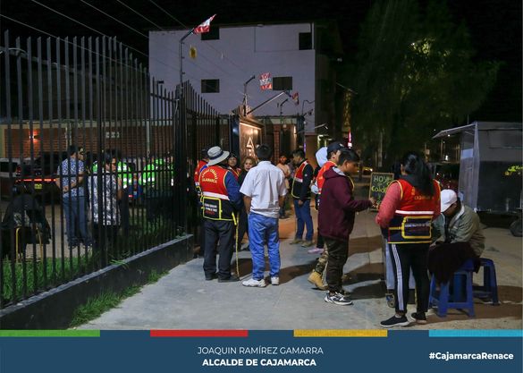 Este último fin de semana, en un trabajo articulado entre diferentes áreas de la Municipalidad Provincial de Cajamarca, el Ministerio Público y la Policía Nacional del Perú, se realizó un megaoperativo en establecimientos nocturnos que funcionan en la avenida Hoyos Rubio.
👉Este esfuerzo conjunto tiene como objetivo garantizar la seguridad ciudadana y el cumplimiento de las normativas locales, así como la integridad de la salud de sus clientes.
🚨Durante la operación, se implementaron medidas para regular el tráfico, verificación de identidad y el cumplimiento de las normas de salubridad e instalaciones en los distintos establecimientos, siendo estos trabajados dirigidos por la gerencia de Transportes y Seguridad Vial, como el área de bromatología.
✅Este tipo de acciones conjuntas demuestran el compromiso de las autoridades locales con el bienestar de los ciudadanos y la promoción de un ambiente seguro y regulado en lugares de entretenimiento nocturno.