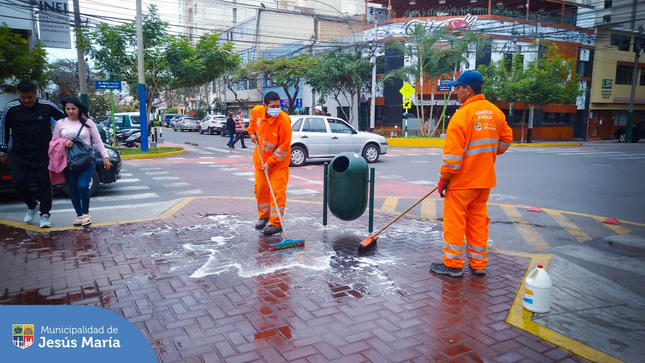 📣 Nuestros operativos de baldeo de veredas se realizan de manera frecuente en diferentes puntos críticos del distrito. 🧹

☝🏼 Recuerda ¡Tu también puedes colaborar! Arroja la basura en los tachos 🗑️ no en el piso. 🚯
Juntos podemos demostrar que #JesúsMaríaSomosTodos 🤝
