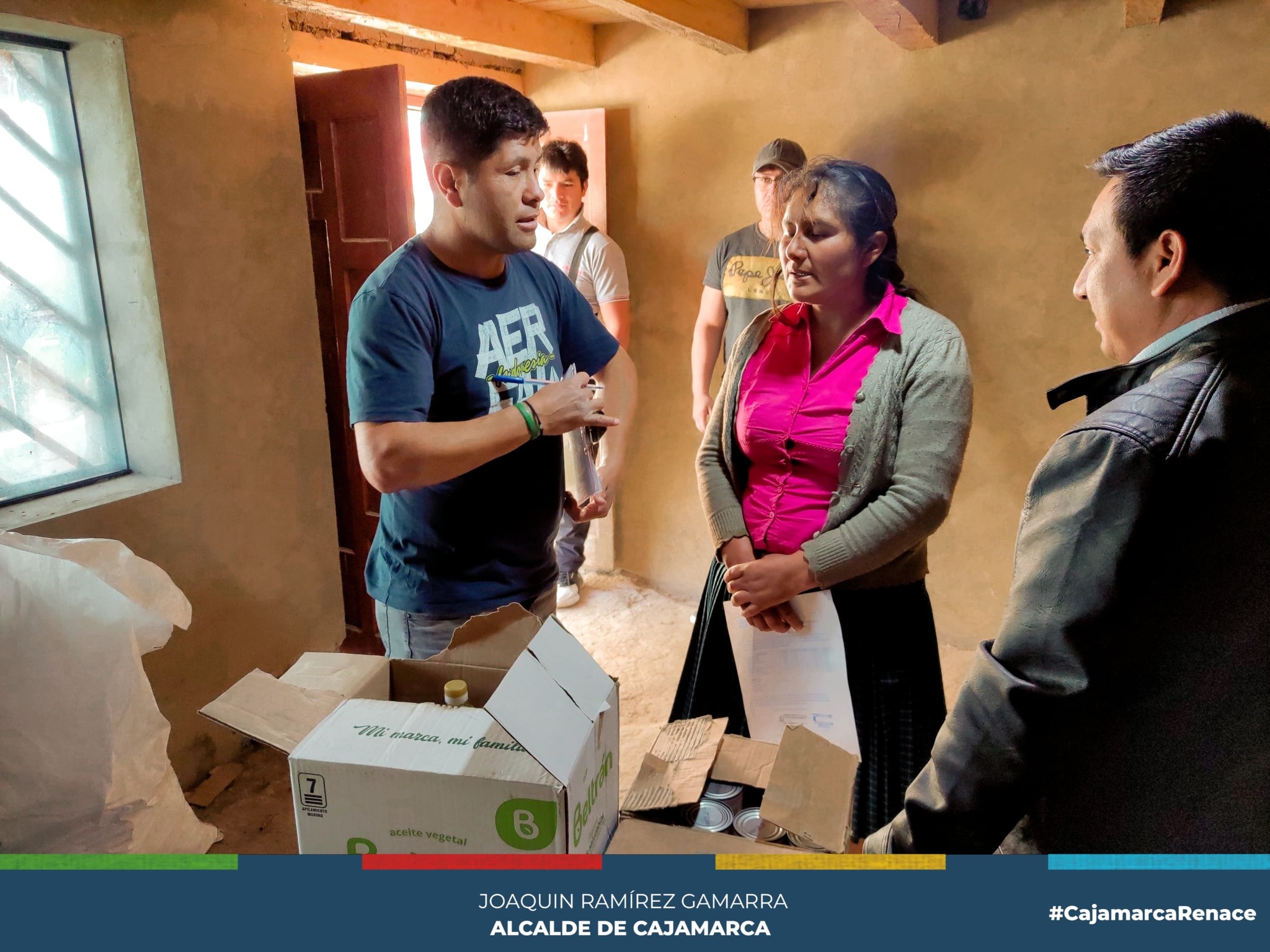La Municipalidad Provincial de Cajamarca, a través de la subgerencia de Programas Sociales y Empadronamiento y la coordinación del Programa de Complementación Alimentaria (PCA), se complace en informar a la comunidad sobre la continuación de la entrega de alimentos a los diferentes comedores populares de Cajamarca.
📌Esta iniciativa busca asegurar que los alimentos lleguen directamente a cada comedor, eliminando así gastos adicionales asociados al traslado de estos insumos esenciales. Esta acción impactará positivamente en aproximadamente 232 comedores, beneficiando a más de 1170 usuarios.
👉El alcalde provincial Joaquín Ramírez Gamarra, reafirma su compromiso con el bienestar de la comunidad. La política de la administración se centra en brindar un servicio más eficiente y directo a los usuarios de los comedores populares, quienes expresan su sincero agradecimiento por el continuo apoyo por parte de la comuna local.