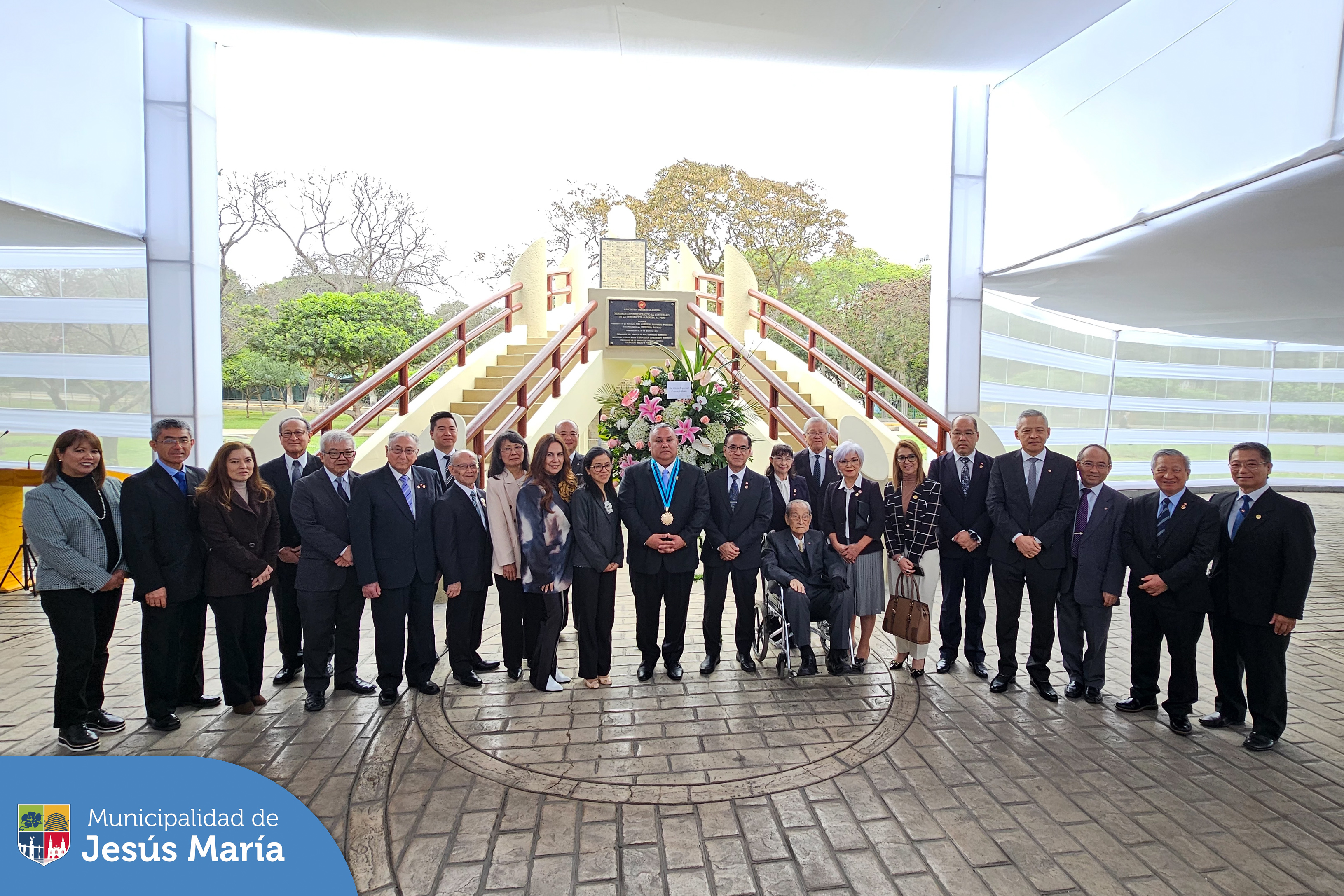 👉🏻 En el marco de las celebraciones por los 150 años de lazos diplomáticos entre Japón 🇯🇵 y Perú 🇵🇪, nos visitó la princesa nikkei Kako.
👉🏻 El alcalde Jesús Gálvez Olivares, la recibió en ceremonia protocolar que se realizó en el Puente de la Amistad de nuestro emblemático Campo de Marte.