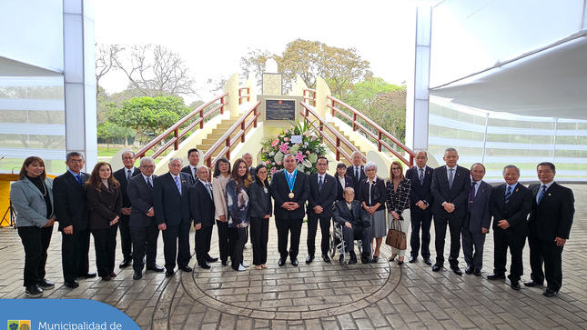 👉🏻 En el marco de las celebraciones por los 150 años de lazos diplomáticos entre Japón 🇯🇵 y Perú 🇵🇪, nos visitó la princesa nikkei Kako.
👉🏻 El alcalde Jesús Gálvez Olivares, la recibió en ceremonia protocolar que se realizó en el Puente de la Amistad de nuestro emblemático Campo de Marte.