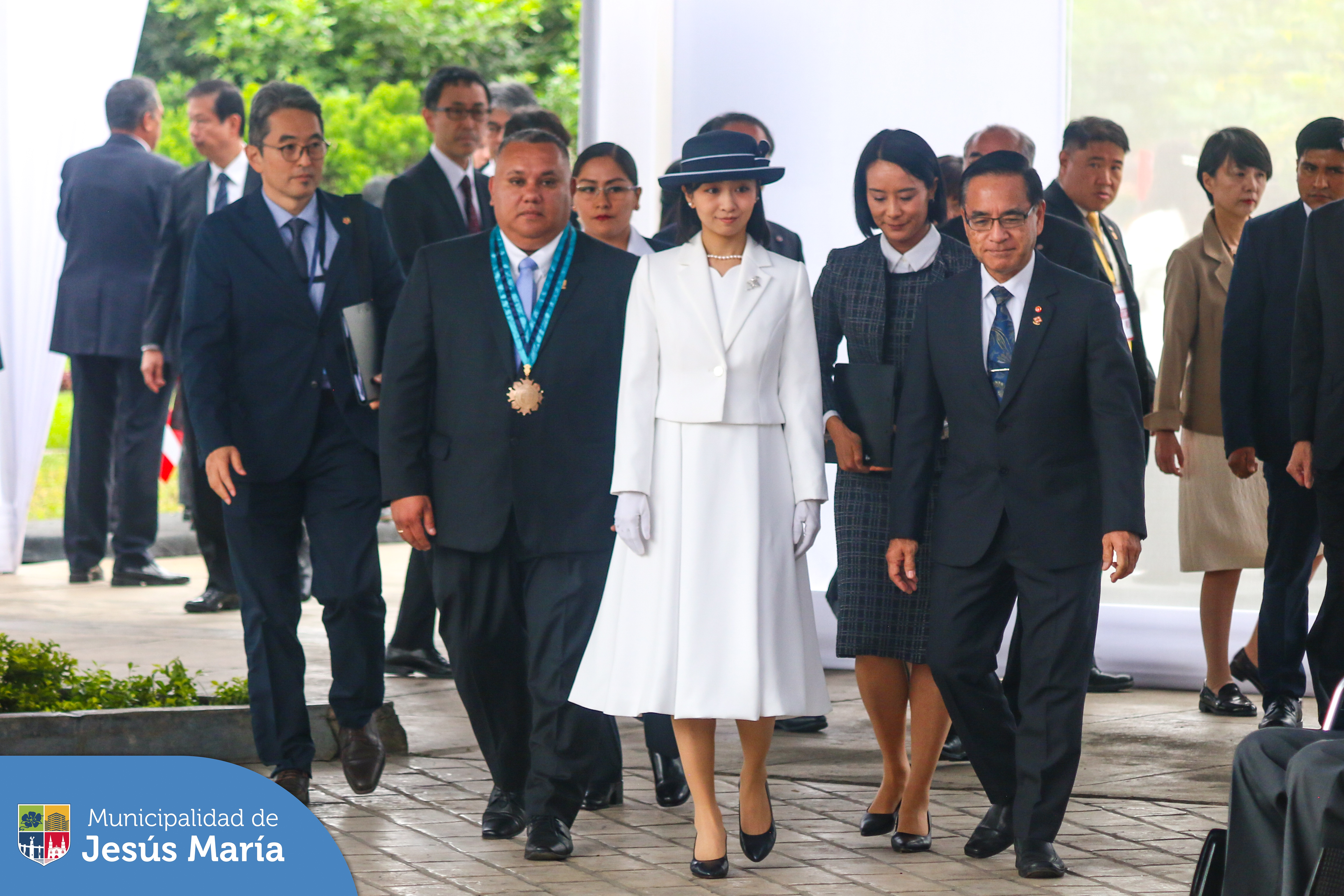 👉🏻 En el marco de las celebraciones por los 150 años de lazos diplomáticos entre Japón 🇯🇵 y Perú 🇵🇪, nos visitó la princesa nikkei Kako.
👉🏻 El alcalde Jesús Gálvez Olivares, la recibió en ceremonia protocolar que se realizó en el Puente de la Amistad de nuestro emblemático Campo de Marte.