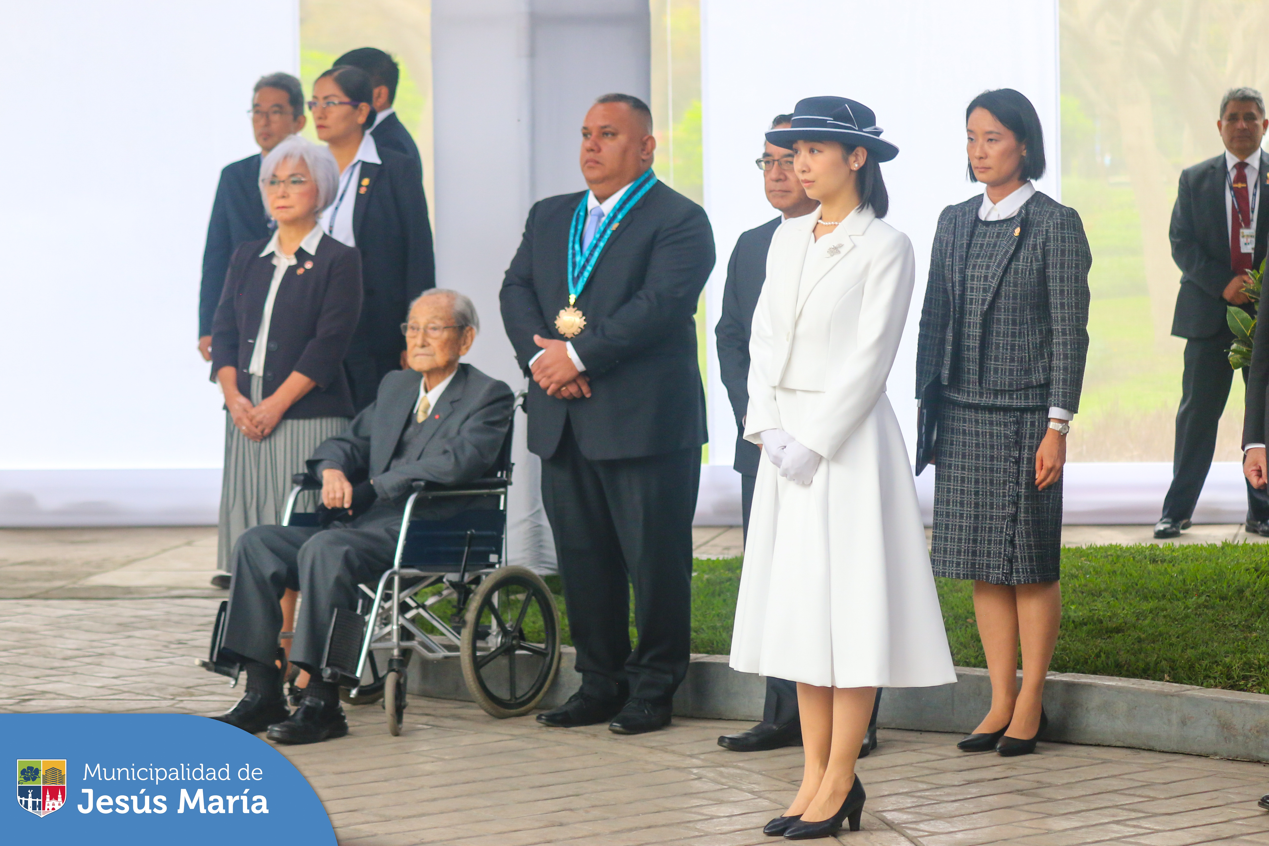 👉🏻 En el marco de las celebraciones por los 150 años de lazos diplomáticos entre Japón 🇯🇵 y Perú 🇵🇪, nos visitó la princesa nikkei Kako.
👉🏻 El alcalde Jesús Gálvez Olivares, la recibió en ceremonia protocolar que se realizó en el Puente de la Amistad de nuestro emblemático Campo de Marte.