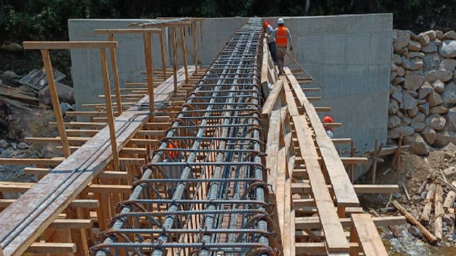 La Contraloría General alertó deficiencias en la construcción de la obra de renovación del puente Agua Fresca en el distrito de Chontabamba, provincia de Oxapampa, lo cual ponen en riesgo la durabilidad y vida útil de este proyecto valorizado en más de un millón de soles. La obra se financia por convenio entre la Municipalidad Distrital de Chontabamba y Provias Descentralizado de Oxapampa. 