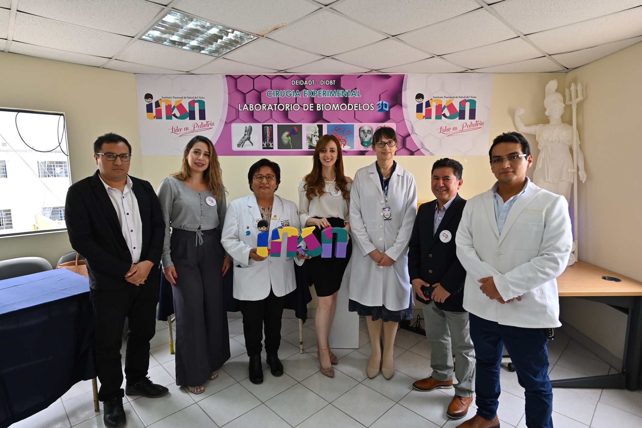 Prestigiosa neurocirujana pediatra brasileña Guiselle Coelho vista instalaciones de Cirugía Experimental del INSN