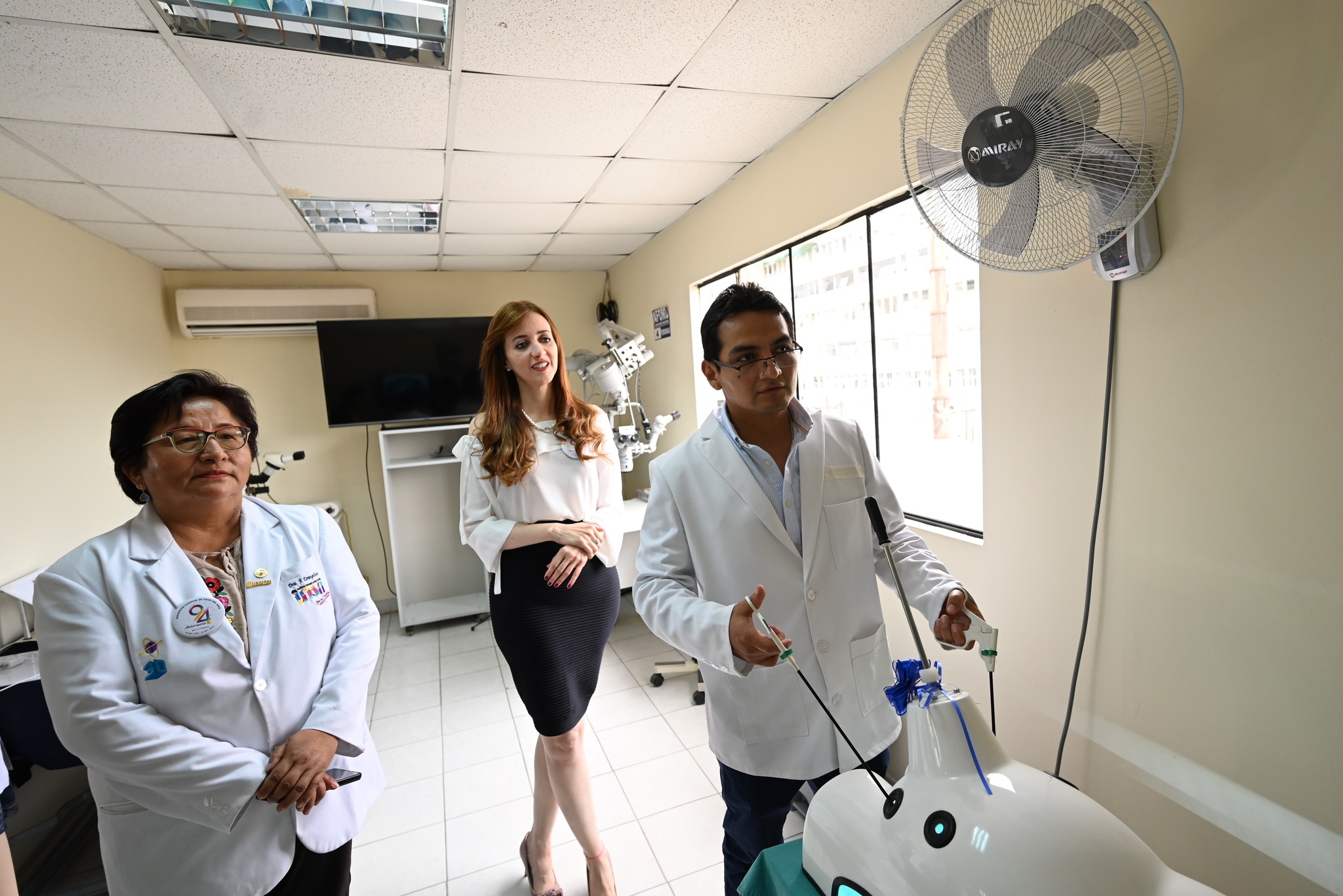 Prestigiosa neurocirujana pediatra brasileña Guiselle Coelho vista instalaciones de Cirugía Experimental del INSN