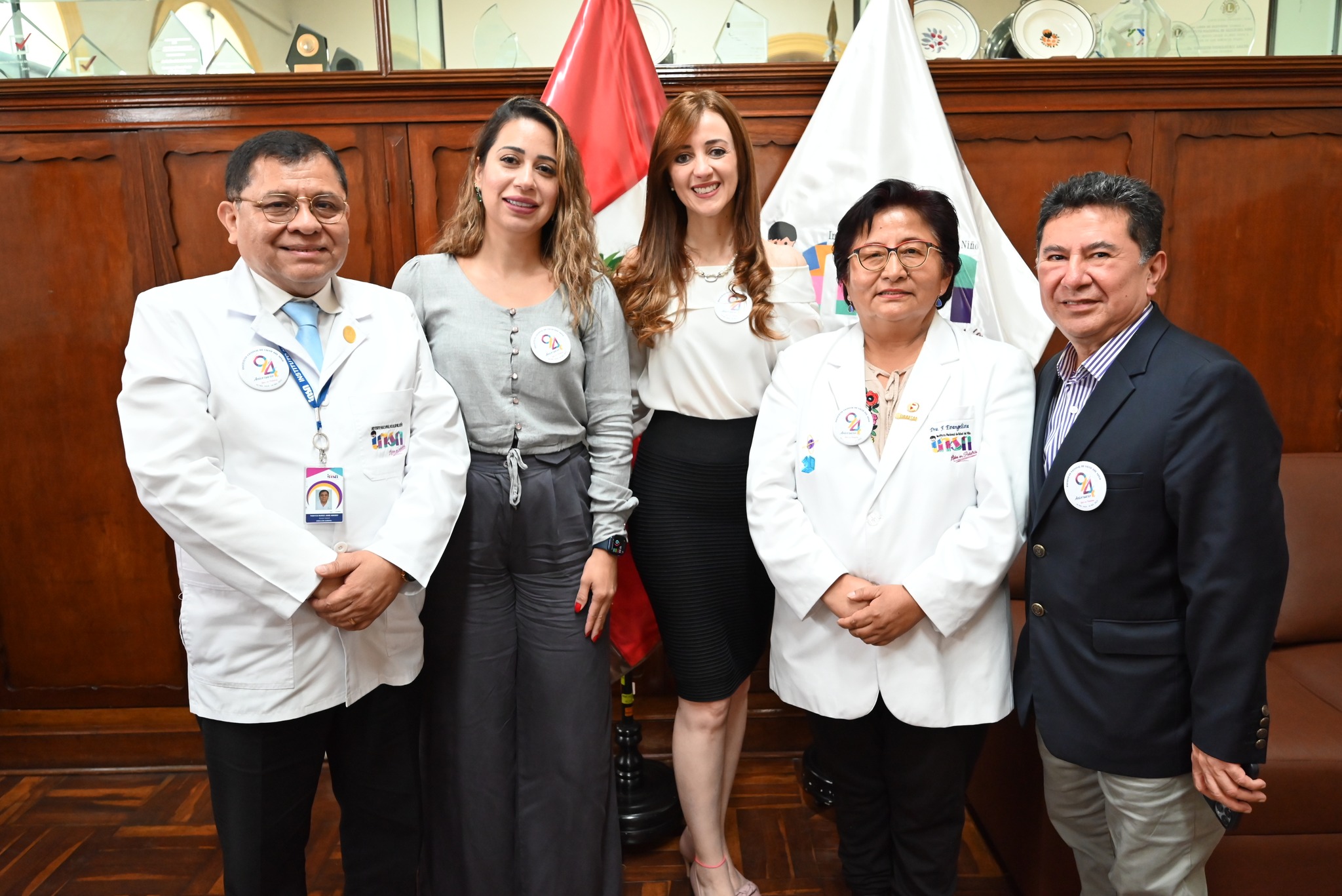 Prestigiosa neurocirujana pediatra brasileña Guiselle Coelho vista instalaciones de Cirugía Experimental del INSN