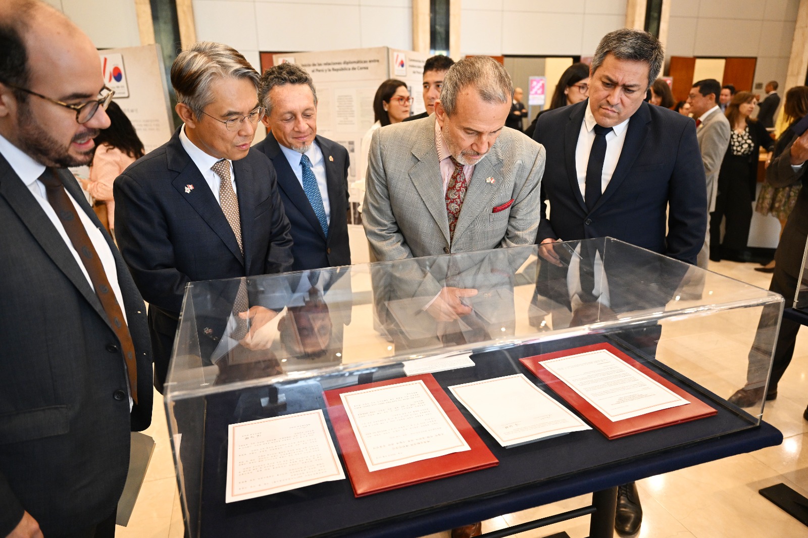 Inauguración de la exposición documental por el 60° aniversario de relaciones diplomáticas entre el Perú y la República de Corea