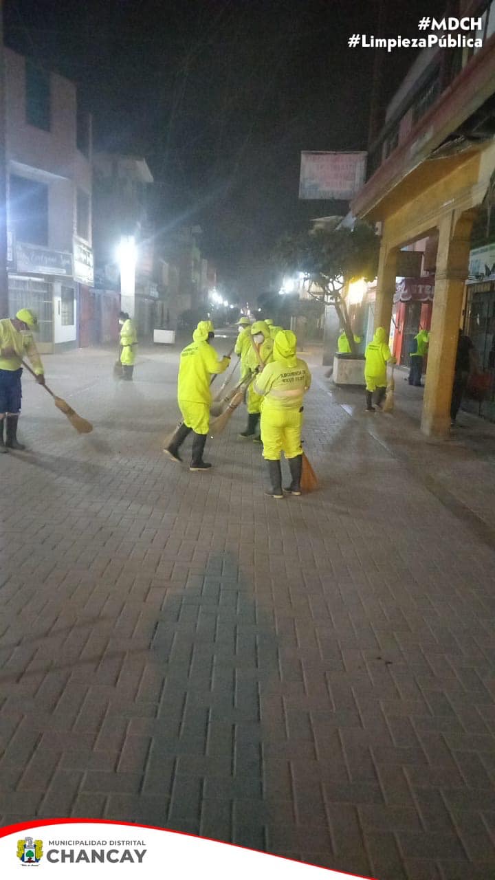 En un esfuerzo continuo por mantener la ciudad impecable, nuestro dedicado equipo de limpieza pública se mantiene en acción a horas de la madrugada.
