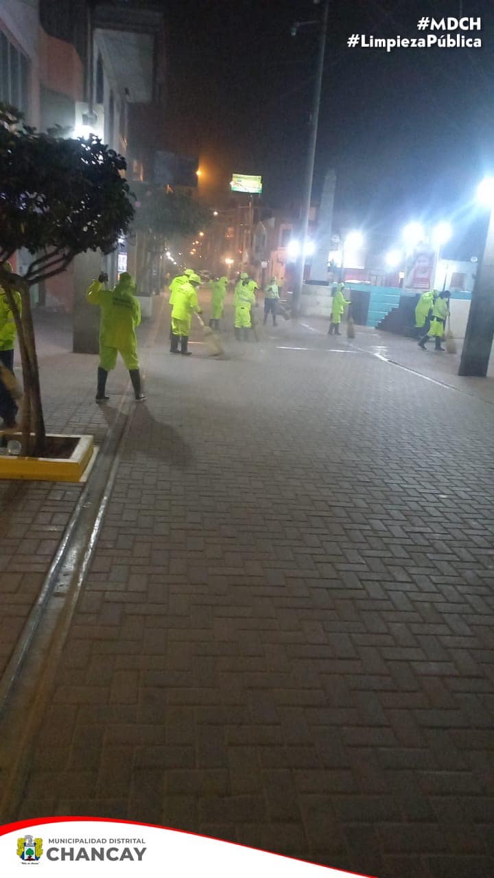En un esfuerzo continuo por mantener la ciudad impecable, nuestro dedicado equipo de limpieza pública se mantiene en acción a horas de la madrugada.