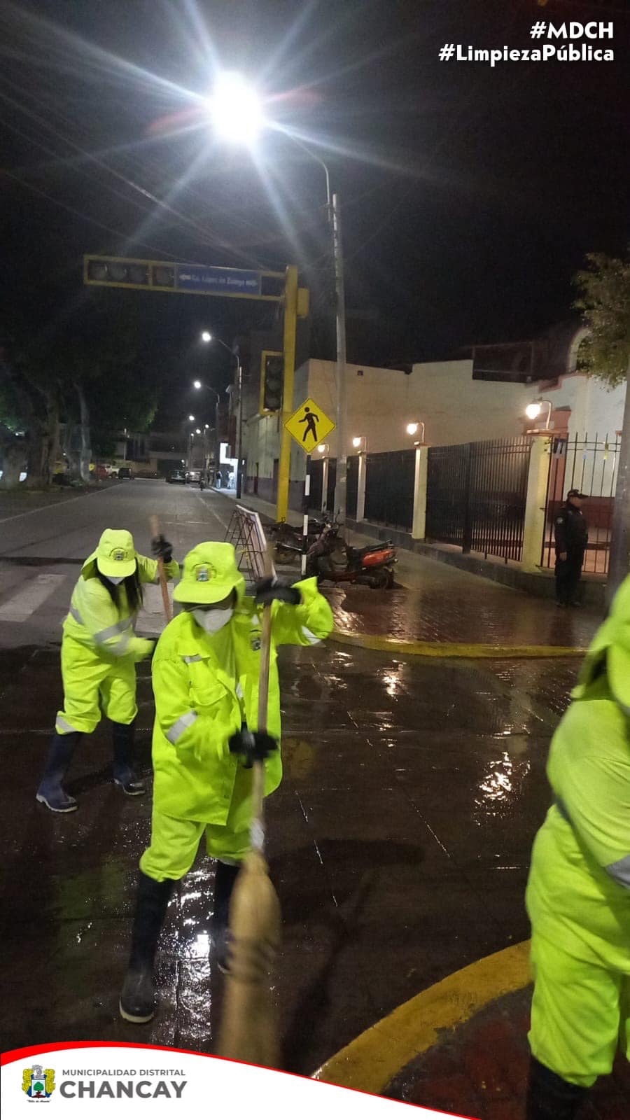 En un esfuerzo continuo por mantener la ciudad impecable, nuestro dedicado equipo de limpieza pública se mantiene en acción a horas de la madrugada.