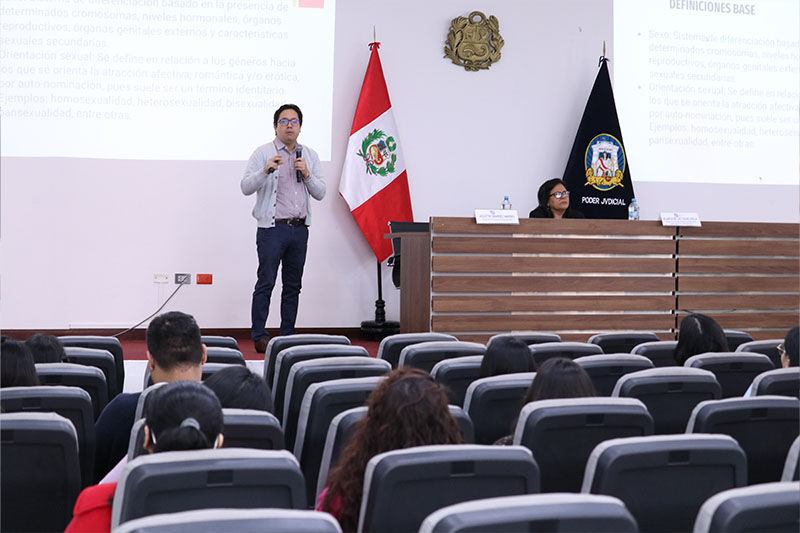 Profesor de la Facultad de Derecho de la PUCP, Agustín Grandez Mariño,dictó conferencia “Avances de Derechos LGTBIQ+”.para secigristas de la Corte del Callao