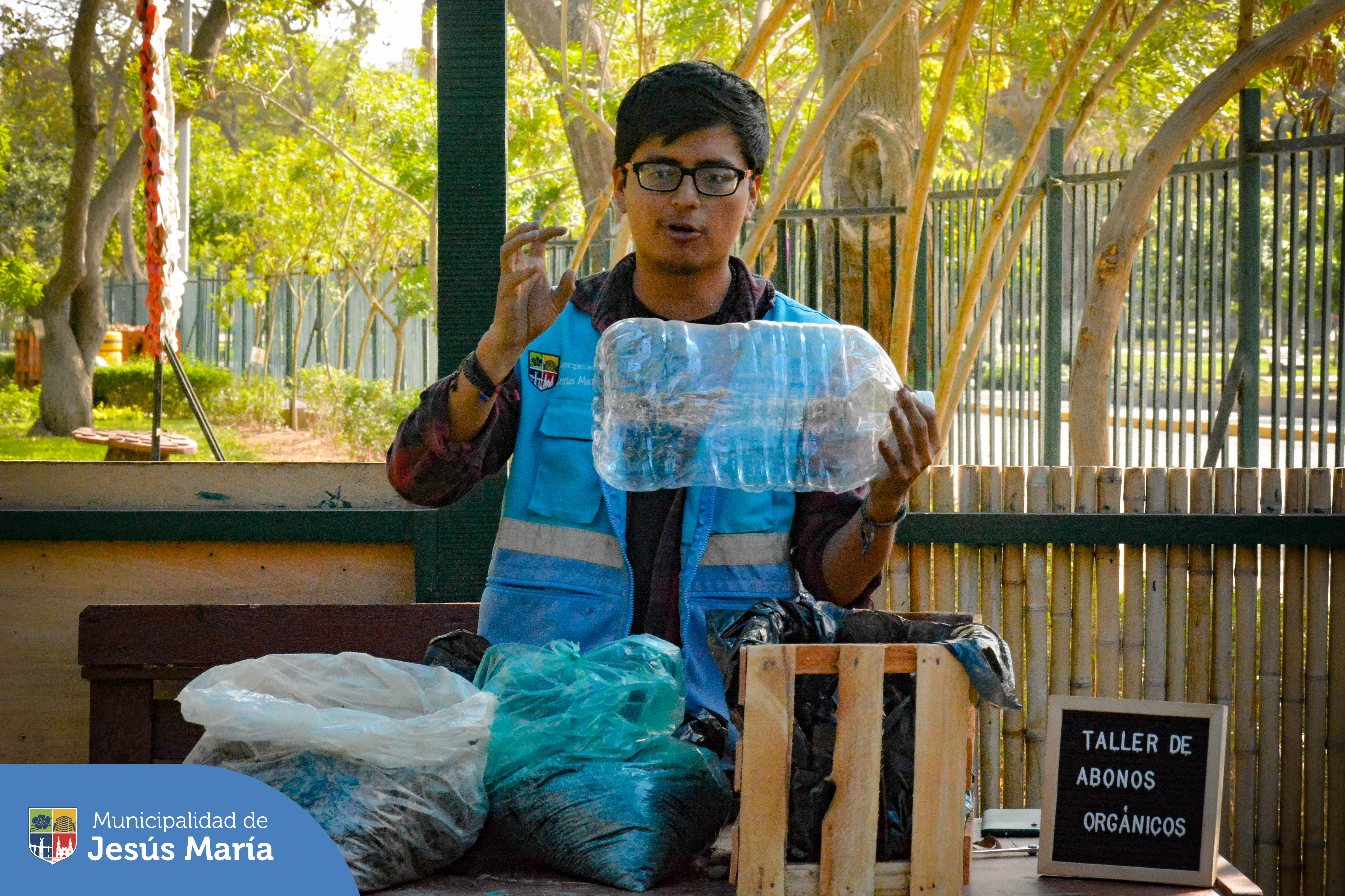 ¡Comprometidos con el cuidado del medio ambiente! 🌎

Nuestro maravilloso ♻️ Eco Parque fue el punto de encuentro para el taller gratuito de elaboración de abonos naturales. 🌱

Para más actividades que promueven un futuro más sostenible, llámanos 📱940410958.
