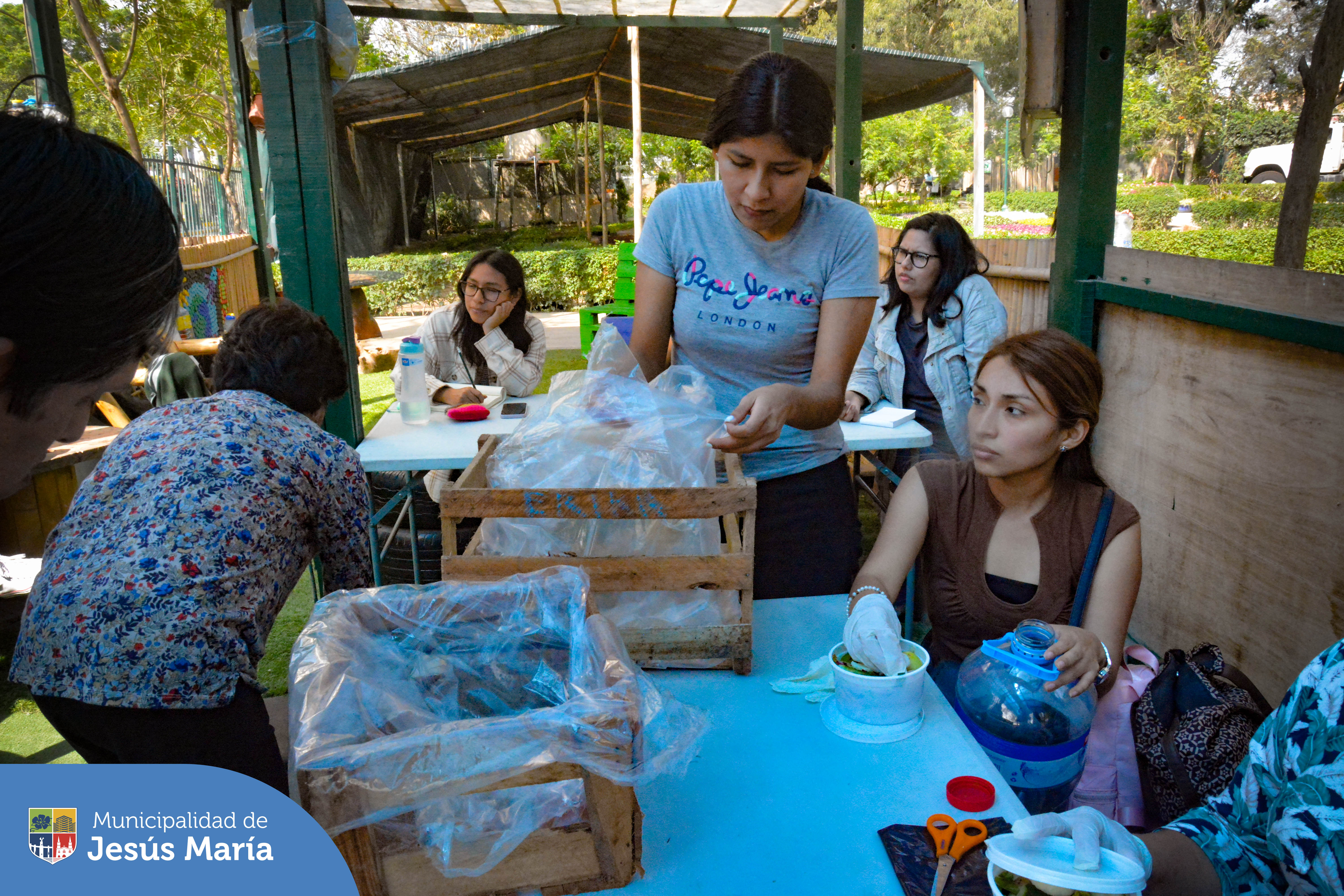 ¡Comprometidos con el cuidado del medio ambiente! 🌎

Nuestro maravilloso ♻️ Eco Parque fue el punto de encuentro para el taller gratuito de elaboración de abonos naturales. 🌱

Para más actividades que promueven un futuro más sostenible, llámanos 📱940410958.
