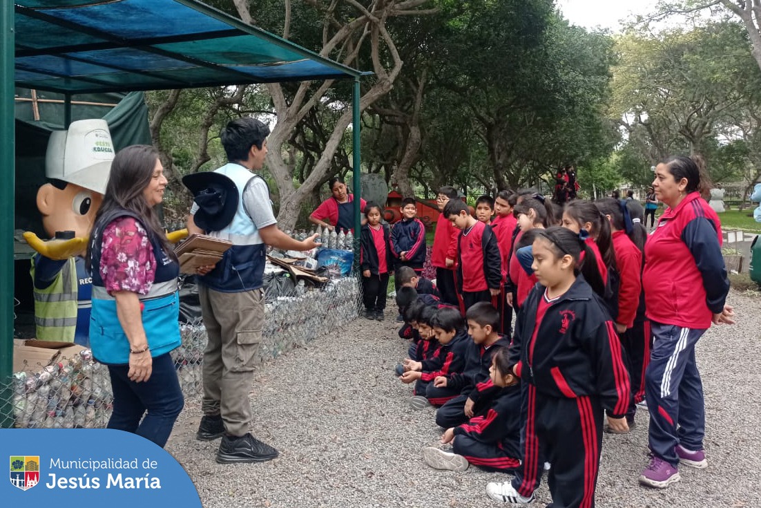 🌿 Los estudiantes de la I.E. Joseph and Mery School visitaron nuestro Eco Parque para aprender sobre biodiversidad, compostaje, reciclaje y se sumergieron en la importancia de la protección de nuestro mundo. 🌎
✨️ ¡Tu colegio puede ser el próximo! Llamanos al 📱940410958.
