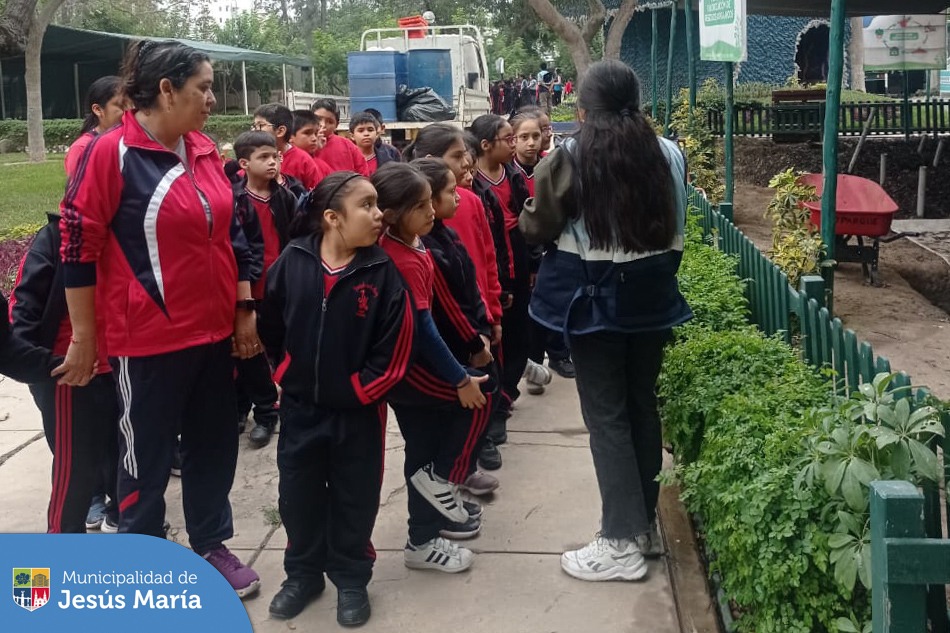 🌿 Los estudiantes de la I.E. Joseph and Mery School visitaron nuestro Eco Parque para aprender sobre biodiversidad, compostaje, reciclaje y se sumergieron en la importancia de la protección de nuestro mundo. 🌎
✨️ ¡Tu colegio puede ser el próximo! Llamanos al 📱940410958.