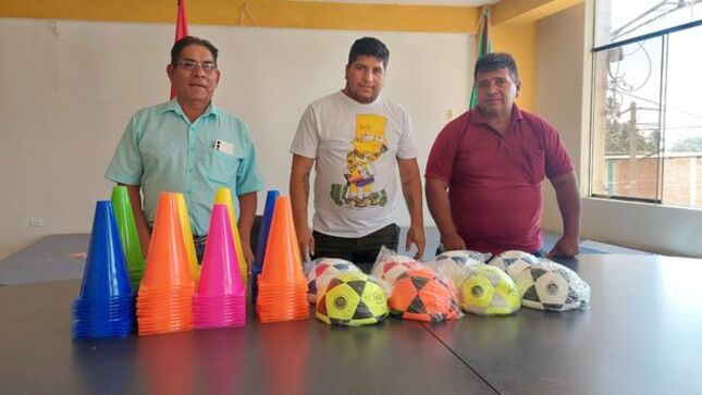 Entregan Implementos Deportivos A Comisión De Futbol De Menores De Marcavelica.