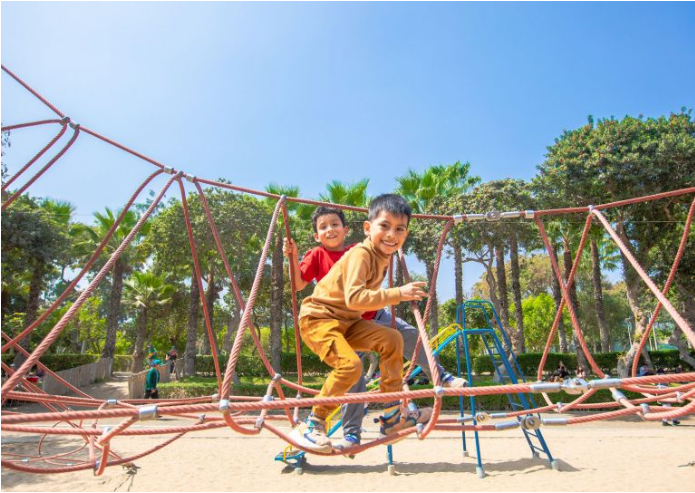 Actividades recreativas, deportivas y culturales en los clubes y parques metropolitanos.
