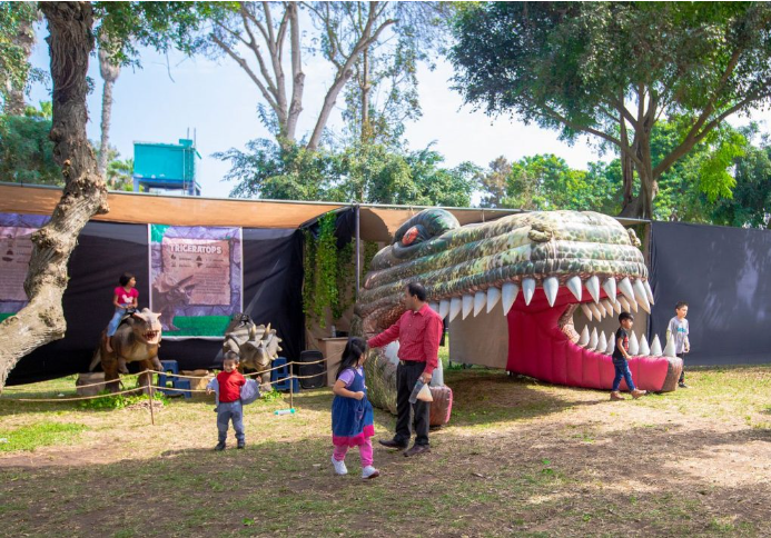 Actividades recreativas, deportivas y culturales en los clubes y parques metropolitanos.