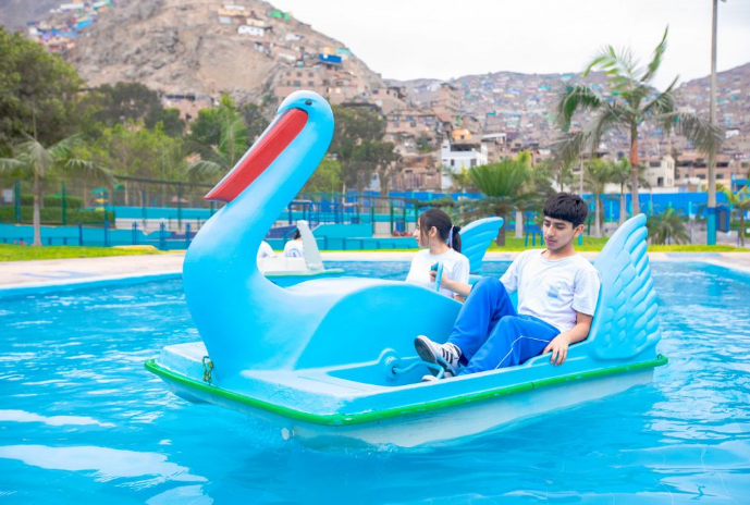 Actividades recreativas, deportivas y culturales en los clubes y parques metropolitanos.