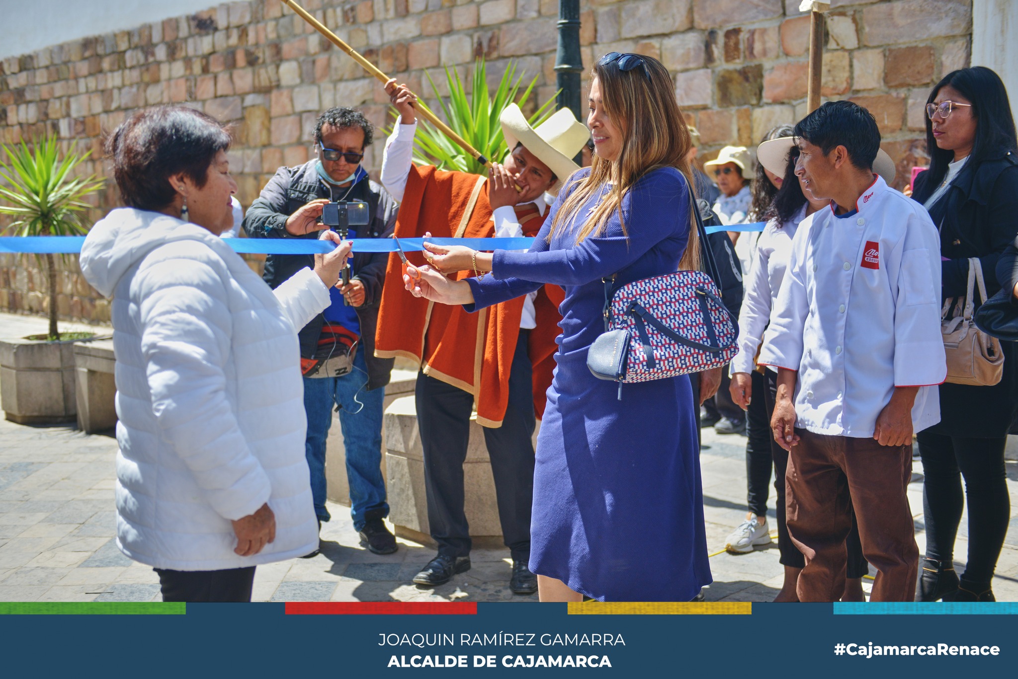 Visita la Feria De la Fusión cultural del 13 al 18 de noviembre en el Pasaje de la Cultura. En este evento, podrás encontrar a artesanos y productores cajamarquinos que exhibirán lo mejor de su producción.
¡No te pierdas esta oportunidad de apoyar a los artistas locales y descubrir nuevas creaciones!