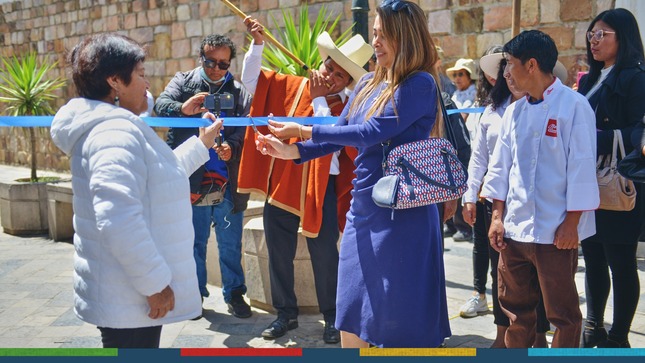 Visita la Feria De la Fusión cultural del 13 al 18 de noviembre en el Pasaje de la Cultura. En este evento, podrás encontrar a artesanos y productores cajamarquinos que exhibirán lo mejor de su producción.
¡No te pierdas esta oportunidad de apoyar a los artistas locales y descubrir nuevas creaciones! 