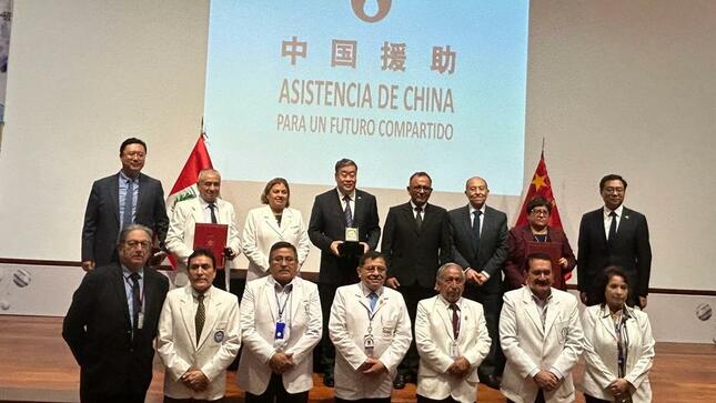 Autoridades posan para foto oficial