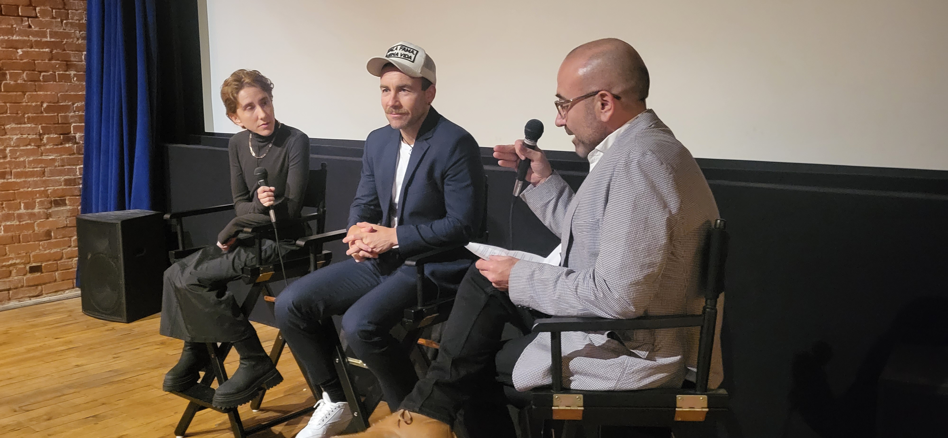 Actores del elenco conversando con el moderador