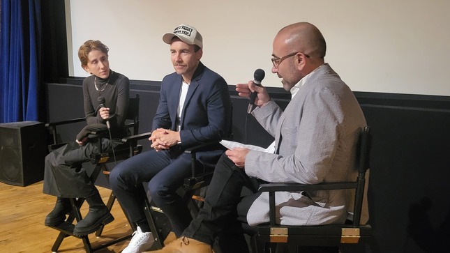 Actores del elenco conversando con el moderador