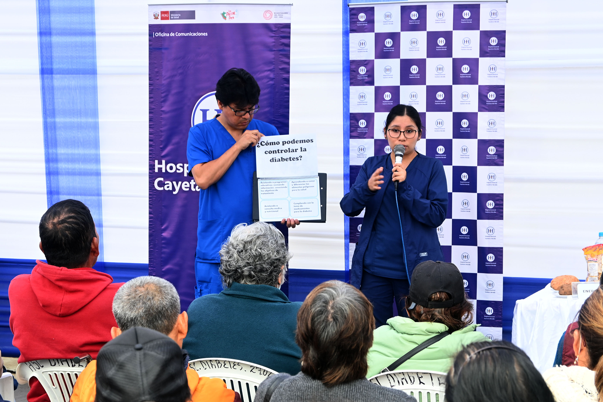 Doctores exponiendo