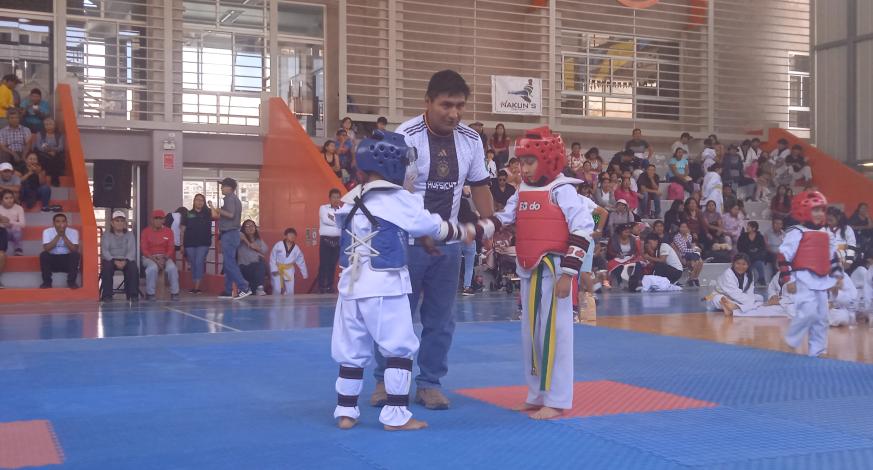 El Coliseo Municipal albergó a niños de Tacna y de nuestra ciudad que participaron en el "Campeonato Macro regional de Taekwondo", son más de 50 peleas desarrolladas desde las 9 de la mañana por niños desde los 4 años, actividad deportiva promovida por el Alcalde Provincial, John Larry Coayla.