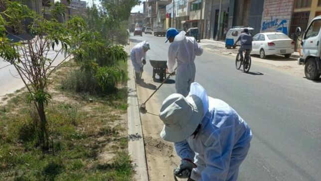 La Municipalidad Provincial de Cajamarca, a través de la gerencia  de Desarrollo Ambiental, viene realizando un trabajo intensivo de limpieza cunetas y bermas centrales en la zona sur de Cajamarca 
✅Nuestras cuadrillas vienen trabajando en las cuadras 19 y 20 de la Vía de Evitamiento Sur, para evitar inundaciones ante la inminente llega del Fenómeno El Niño.
⚠️Invocamos a todos los ciudadanos a ser más responsables y no arrojar basura en nuestras calles o canaletas, con una acción de cuidado, podemos prevenir futuros desastres que afecten a miles de cajamarquinos.