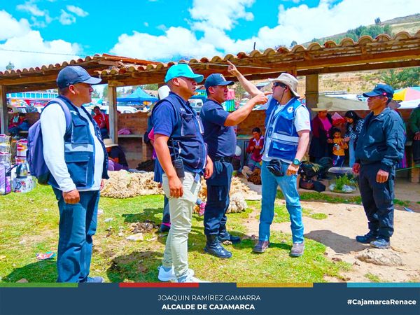 El Complejo Pecuario Iscoconga ha sido objeto de una exhaustiva fiscalizaci贸n por parte de la Red Integrada de Salud (RIS) Cajamarca y el 脕rea de Comercializaci贸n y Licencias. Esta iniciativa tiene como objetivo garantizar el cumplimiento de las normativas vigentes y promover un ambiente seguro y ordenado para los comerciantes y visitantes.
馃毃Durante el proceso de fiscalizaci贸n, se llevaron a cabo inspecciones minuciosas en cada uno de los puestos de venta. Adem谩s, se verific贸 el cumplimiento de las medidas sanitarias y la calidad de los productos ofrecidos en el lugar.
馃憠Como resultado de esta fiscalizaci贸n, se han tomado medidas correctivas en aquellos casos en los que se encontraron irregularidades. Se han emitido advertencias y el decomiso de los utensilios de cocina inservibles puestos que no cumpl铆an con los est谩ndares establecidos.
馃棧El Ingeniero Milton Vel谩squez, Administrador de la PPI, manifest贸 que la fiscalizaci贸n en la Plaza Pecuaria es un paso importante para fortalecer la seguridad y confianza de los cajamarquinos. Adem谩s, contribuye a promover la formalizaci贸n de los comerciantes y a impulsar el desarrollo econ贸mico de la regi贸n.
馃La Municipalidad de Cajamarca y la RIS Cajamarca reafirman su compromiso de continuar con estas acciones de fiscalizaci贸n peri贸dicamente, con el fin de garantizar el cumplimiento de las normativas y brindar un entorno seguro y confiable para todos los actores involucrados en la Plaza Pecuaria.