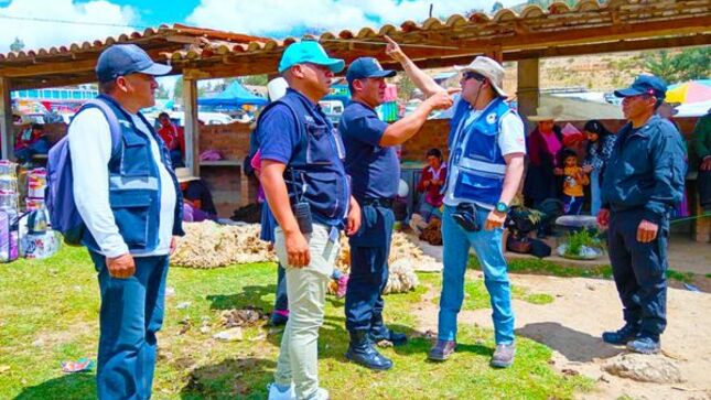 El Complejo Pecuario Iscoconga ha sido objeto de una exhaustiva fiscalización por parte de la Red Integrada de Salud (RIS) Cajamarca y el Área de Comercialización y Licencias. Esta iniciativa tiene como objetivo garantizar el cumplimiento de las normativas vigentes y promover un ambiente seguro y ordenado para los comerciantes y visitantes.
🚨Durante el proceso de fiscalización, se llevaron a cabo inspecciones minuciosas en cada uno de los puestos de venta. Además, se verificó el cumplimiento de las medidas sanitarias y la calidad de los productos ofrecidos en el lugar.
👉Como resultado de esta fiscalización, se han tomado medidas correctivas en aquellos casos en los que se encontraron irregularidades. Se han emitido advertencias y el decomiso de los utensilios de cocina inservibles puestos que no cumplían con los estándares establecidos.
🗣El Ingeniero Milton Velásquez, Administrador de la PPI, manifestó que la fiscalización en la Plaza Pecuaria es un paso importante para fortalecer la seguridad y confianza de los cajamarquinos. Además, contribuye a promover la formalización de los comerciantes y a impulsar el desarrollo económico de la región.
🤝La Municipalidad de Cajamarca y la RIS Cajamarca reafirman su compromiso de continuar con estas acciones de fiscalización periódicamente, con el fin de garantizar el cumplimiento de las normativas y brindar un entorno seguro y confiable para todos los actores involucrados en la Plaza Pecuaria.