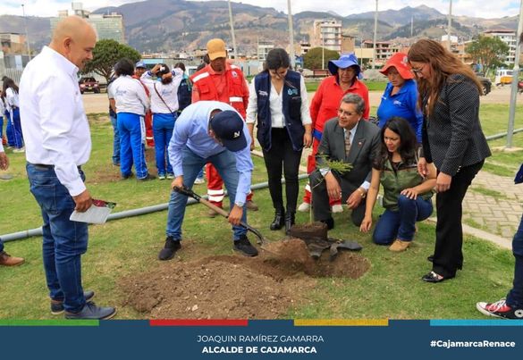 Con éxito se llevó a cabo la jornada de arborización urbana en el complejo Qhapaq Ñan, una iniciativa conjunta organizada por el Capítulo de Ingenieros Forestales del CIP - Sede Departamental Cajamarca, la Municipalidad Provincial de Cajamarca, INIA, Foncreagro, la Dirección Regional de Agricultura de Cajamarca y la I.E. Juan XXIII. Este loable esfuerzo contó con la participación activa del CITE Madera, SERFOR y diversas instituciones comprometidas con el desarrollo sostenible de nuestra ciudad.
🤝La Municipalidad Provincial de Cajamarca agradece a todas las instituciones participantes, a los voluntarios y a la comunidad por su contribución a esta jornada fructífera. Se reafirma el compromiso de seguir trabajando de la mano para consolidar a Cajamarca como un referente en sostenibilidad y cuidado del medio ambiente.