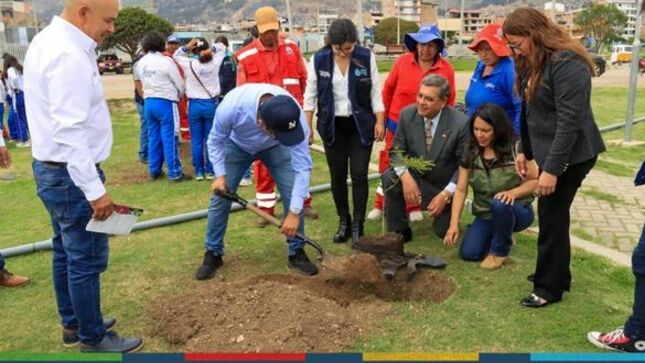 Con éxito se llevó a cabo la jornada de arborización urbana en el complejo Qhapaq Ñan, una iniciativa conjunta organizada por el Capítulo de Ingenieros Forestales del CIP - Sede Departamental Cajamarca, la Municipalidad Provincial de Cajamarca, INIA, Foncreagro, la Dirección Regional de Agricultura de Cajamarca y la I.E. Juan XXIII. Este loable esfuerzo contó con la participación activa del CITE Madera, SERFOR y diversas instituciones comprometidas con el desarrollo sostenible de nuestra ciudad. 
🤝La Municipalidad Provincial de Cajamarca agradece a todas las instituciones participantes, a los voluntarios y a la comunidad por su contribución a esta jornada fructífera. Se reafirma el compromiso de seguir trabajando de la mano para consolidar a Cajamarca como un referente en sostenibilidad y cuidado del medio ambiente.