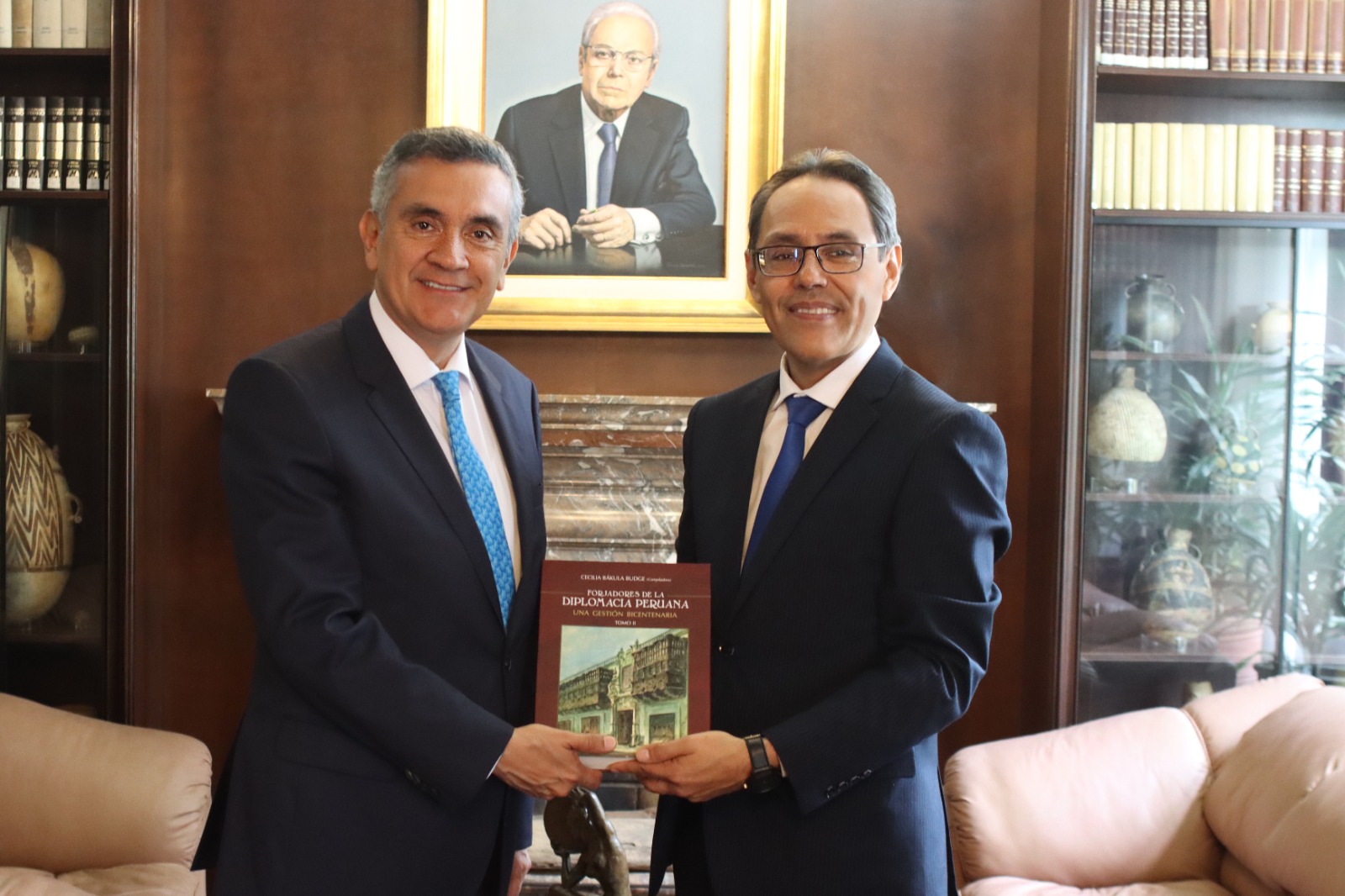 El magistrado del Tribunal Constitucional (TC), Helder Domínguez Haro, quien se desempeña además como director general del Centro de Estudios Constitucionales (CEC) del TC, sostuvo una reunión con el director de la Academia Diplomática del Perú Javier Pérez de Cuellar, embajador de carrera Julio Garro Gálvez.